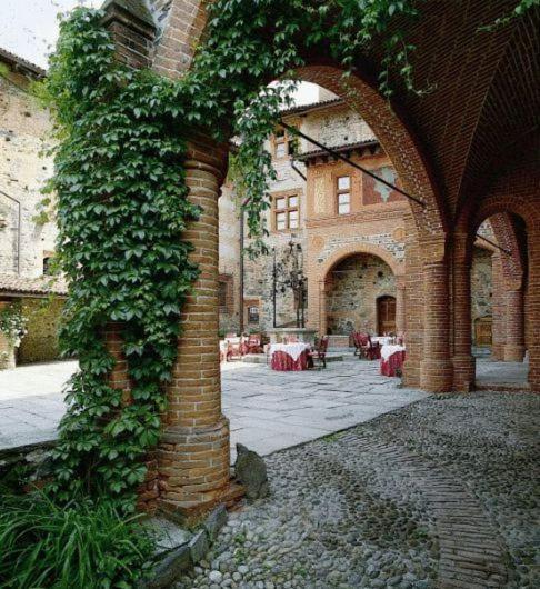 فندق Castello Di Pavone Pavone Canavese المظهر الخارجي الصورة