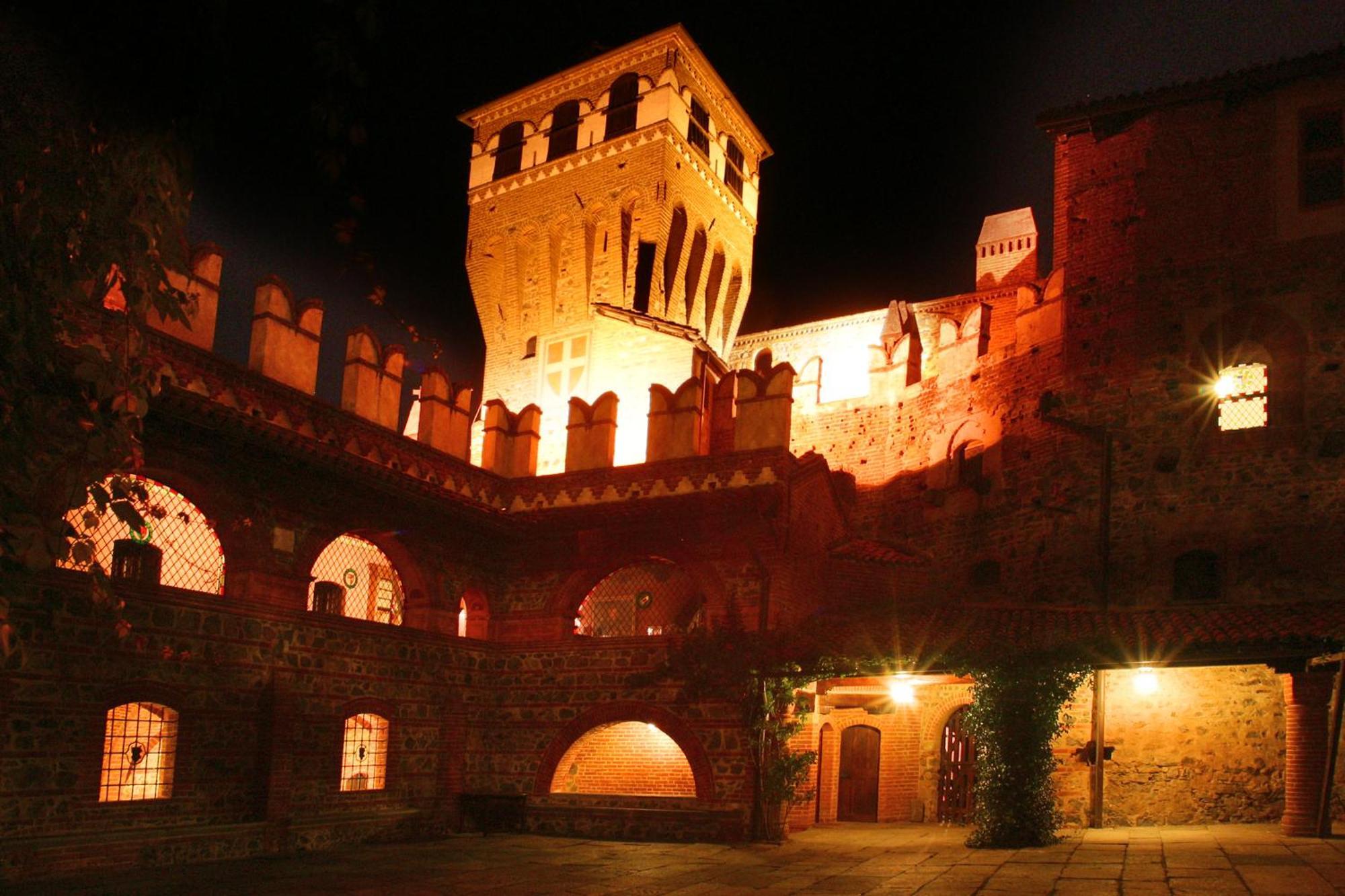 فندق Castello Di Pavone Pavone Canavese المظهر الخارجي الصورة