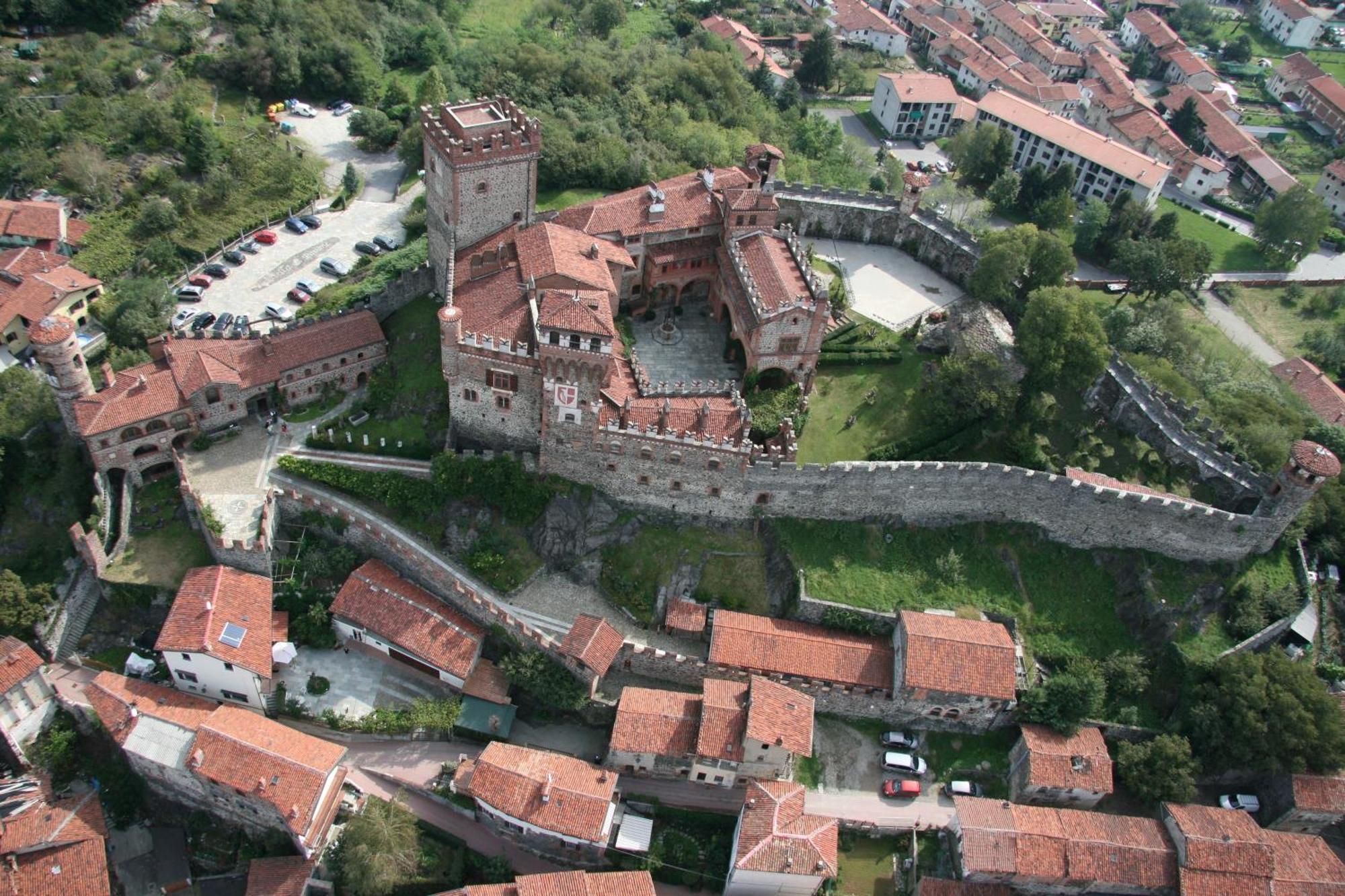فندق Castello Di Pavone Pavone Canavese المظهر الخارجي الصورة