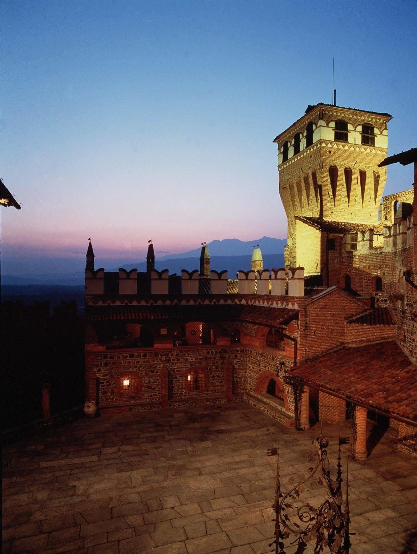 فندق Castello Di Pavone Pavone Canavese المظهر الخارجي الصورة
