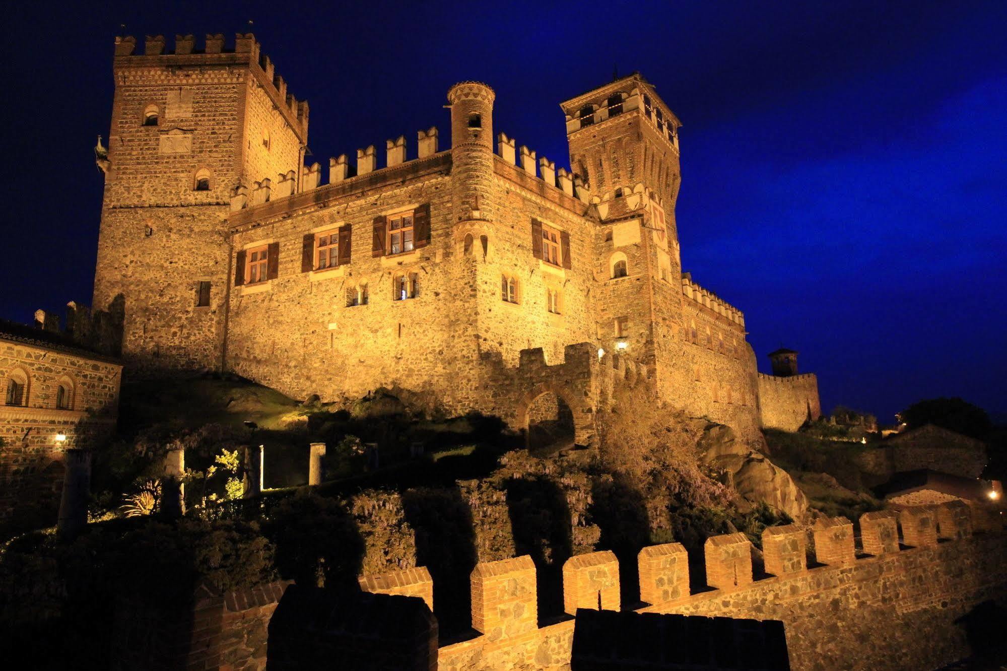 فندق Castello Di Pavone Pavone Canavese المظهر الخارجي الصورة