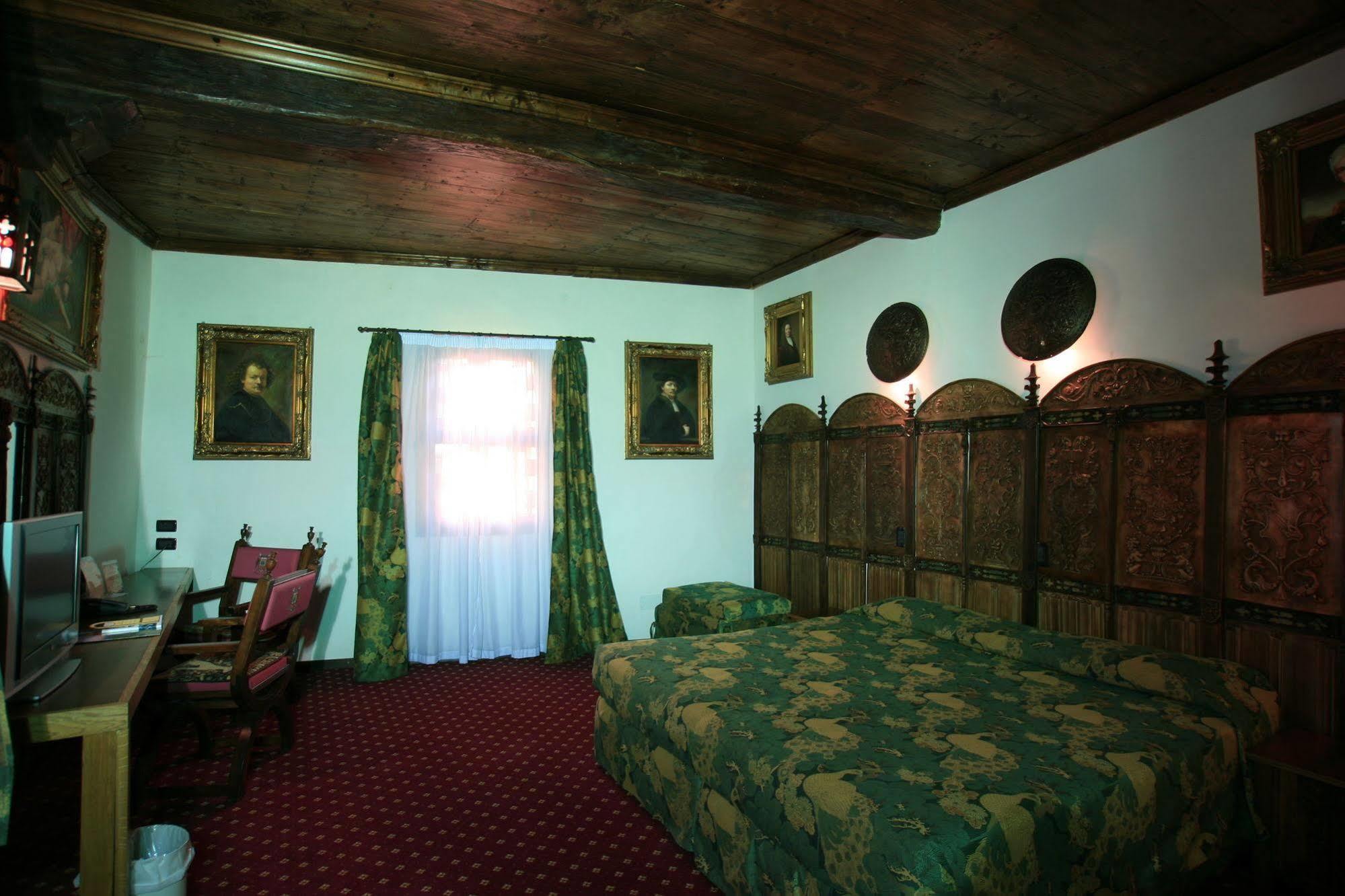 فندق Castello Di Pavone Pavone Canavese المظهر الخارجي الصورة
