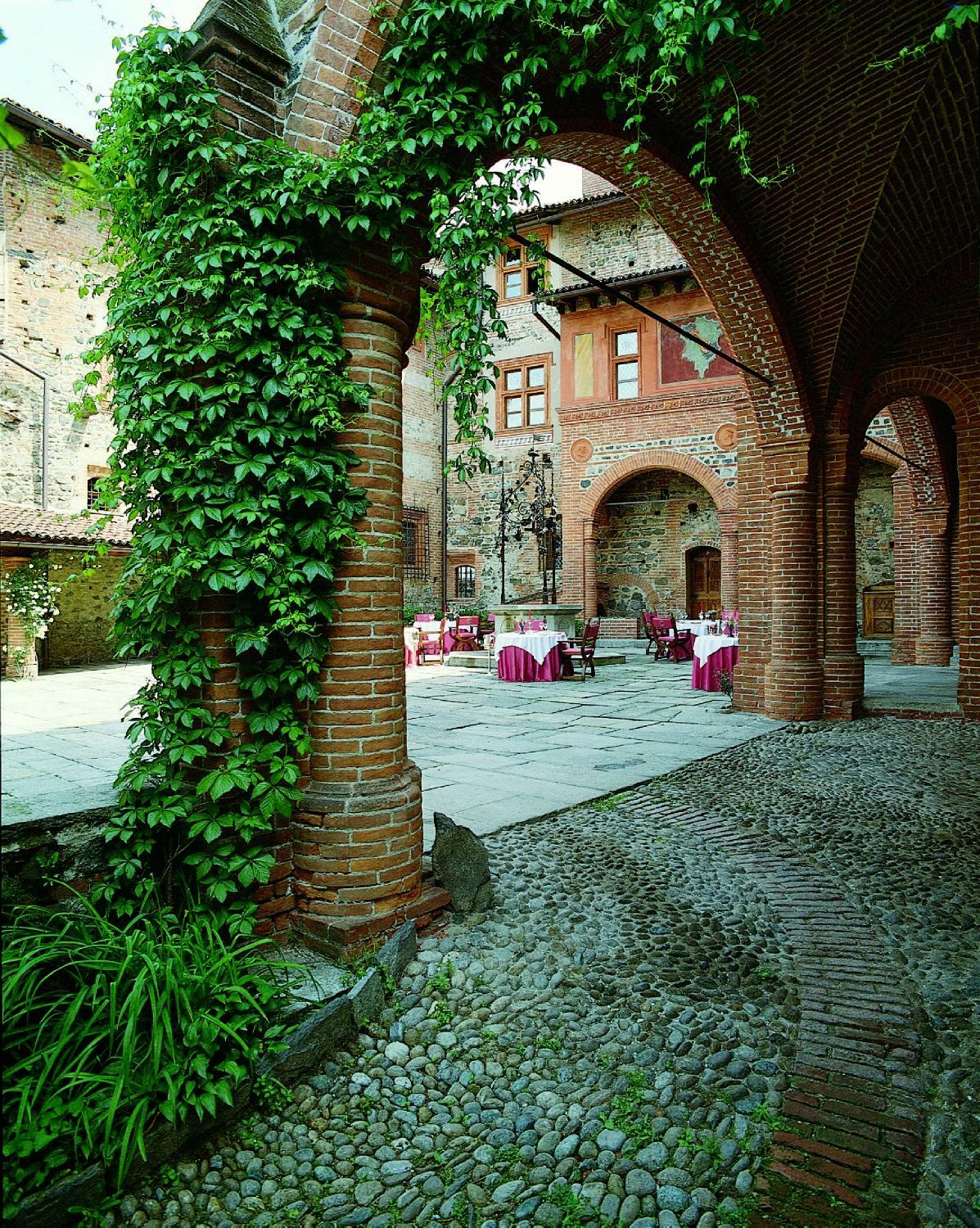 فندق Castello Di Pavone Pavone Canavese المظهر الخارجي الصورة